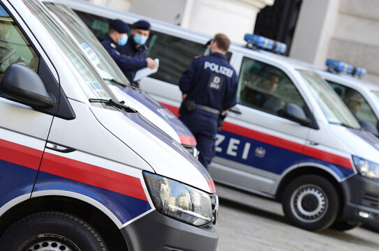 Polizei-Einsatz und Polizei Kontrolle in Wien - Lockdown Shutdown (&Ouml;sterreich) - Police operations and police control in Vienna - Lockdown Shutdown (Austria)