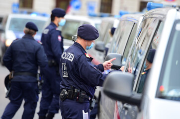 Polizei-Einsatz und Polizei Kontrolle in Wien - Lockdown Shutdown (Österreich) - Police operations...