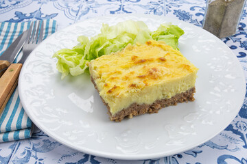 assiette d'hachis parmentier et salade sur une table