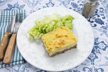 assiette d'hachis parmentier et salade sur une table
