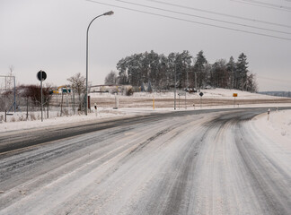 gef&auml;hrliche Stra&szlig;engl&auml;tte im Winter auf der Stra&szlig;e