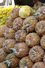 市場のたくさんのパイナップル