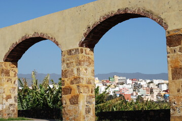Fototapeta na wymiar Kanaren - La Palma - Aquädukt mit Blick auf Los Llanos de Aridane