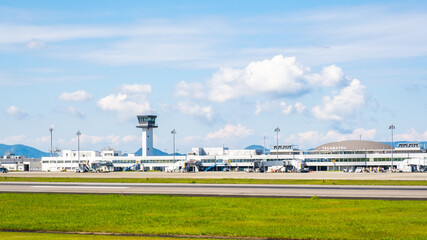 【香川県 高松市】さぬきこどもの国からみる高松空港	