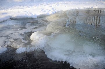 De la glace sur la rivière