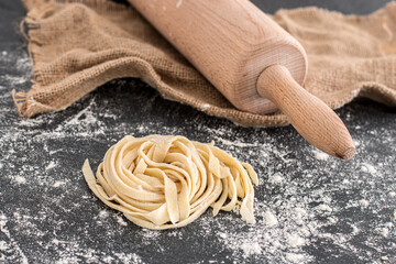 Frische Pasta Tagliatelle mit Nudelholz 