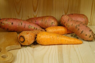 Glass decanters with vegetable oil stand on a wooden shelf in the kitchen