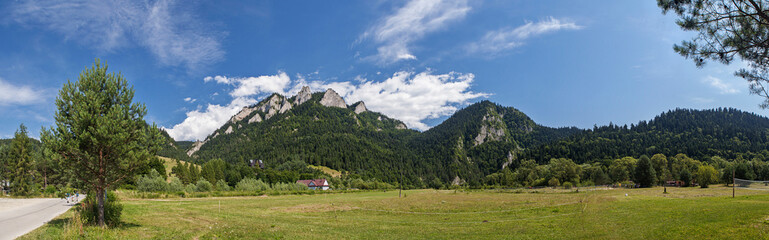 View of the Trzy Korony peak in Pieniny, Poland © Radoslaw Maciejewski