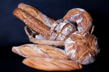 Bodegón de panes artesanos en cesta