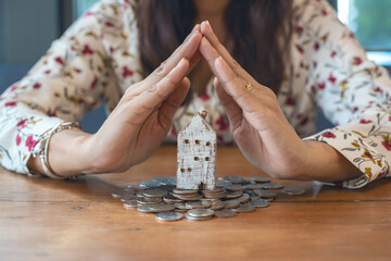 Women are saving a little of money every day to step into the dream and success in the future. Hand-making is a triangular mark, showing the goal of growth.