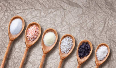 Verschiedene Salzsorten auf Holzlöffeln