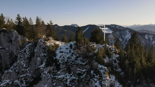 Drohnen Flug &uuml;ber Gipfelkreuz des Geierstein bei Lenggries in 4K mit Bergen, Aerial Drohne