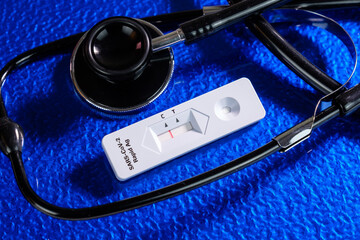 Corona Schnelltest und Stethoskop / COVID-19 (2019-nCoV - coronavirus / SARS-CoV-2 virus / viral...