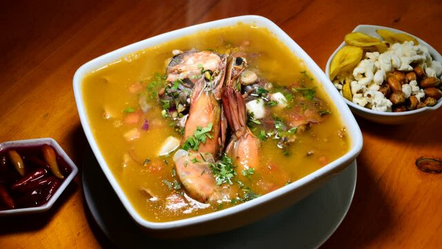 Encebollado, comida tradicional del Ecuador es delicioso. Sopa de albacora con langostino 