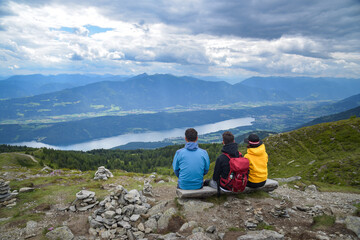 Fototapeta premium Wanderer am Almbrunnsteig in Kärnten / Österreich