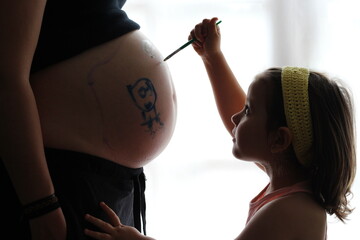 Pintando la habitaci&oacute;n de su hermano