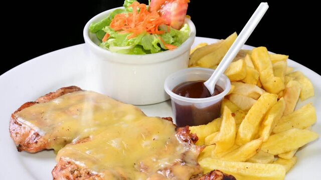 Deliciosa milanesa con queso derretido con vapor, papas fritas y ensalada fresca