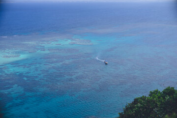 宮古島の離島伊良部島の断崖青い海を見渡す絶景-三角点