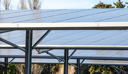 Panneaux solaires sur un parking.