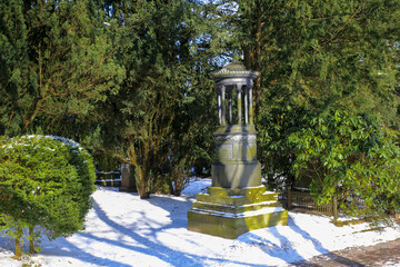 Gusseisernes Grabmal nach dem Entwurf von Karl Friedrich Schinkel auf dem altem Friedhof in...