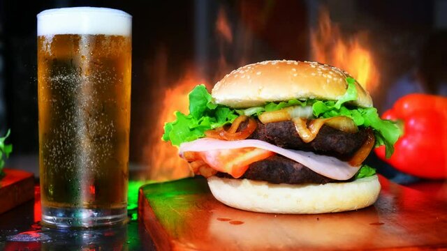 Hamburguesas son deliciosas y practicas para comer en cualquier momento. video 4k