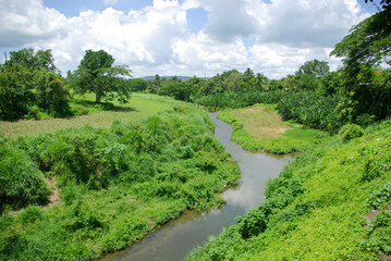 Rivière traversant le village de Chambas, Cuba