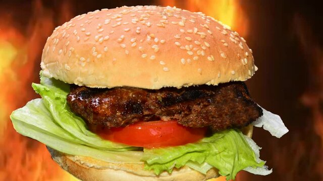 Hamburguesas son deliciosas y practicas para comer en cualquier momento. video 4k