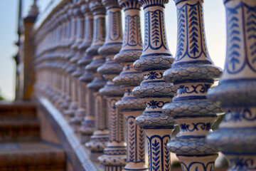 Detalles de los pivotes de un puentes con decoración de azulejos