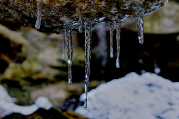 Eiszapfen an Felsen