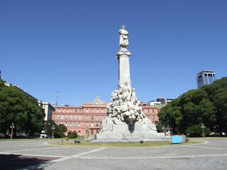 Fototapeta na wymiar The Columbus monument in front of the Casa Rosada, Buenos Aires 