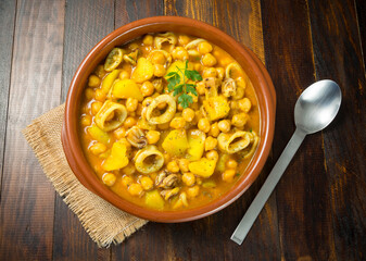 Garbanzos con calamares