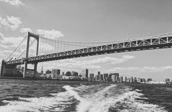 Bridge Over Sea Against Sky In City © 海洋 黄/EyeEm