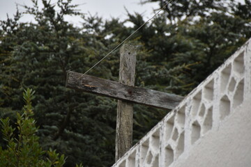 Fototapeta premium Cruz de madera con fondo de arboles.
