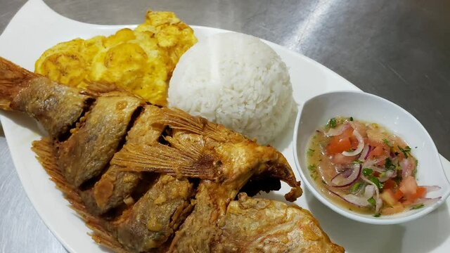 Pescado frito echando vapor es tan delicioso  acompa&ntilde;ando de ensalada, arroz y patacones