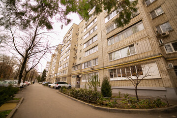 Photo of a multi-storey brick house made of white brick, built in the 1990s