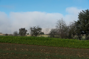 Schwäbische Alb bei Altsteusslingen, Landschaft mit Feldern, Bäumen und Wolken bei Frost