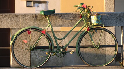 Fototapeta na wymiar bicicletta colorata 2 