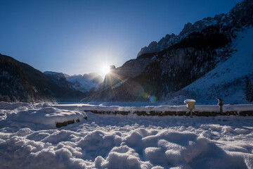 Sonnenaufgang am tief verschneiten vorderen Gosausee in Oberösterreich, Österreich, Europa- Blick...