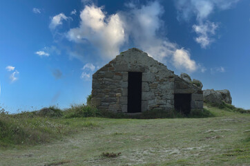 Altes Steinhaus in der Bretagne mit blauem Himmel