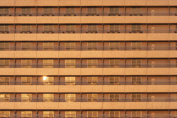 都心のホテルの部屋の窓のパターンと太陽の反射
