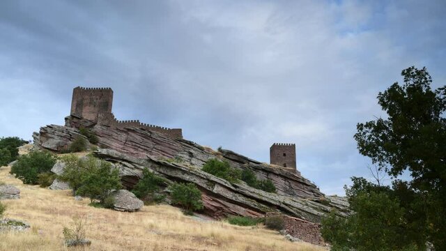 Time lapse de nubes pasando sobre el castillo de Zafra, cerca de la poblaci&oacute;n de Campillo de Due&ntilde;as, en la provincia de Guadalajara. Castilla La Mancha. Espa&ntilde;a. Europa