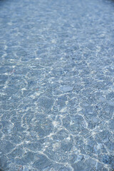 日光に照らされキラキラ輝く海の波模様の背景画像