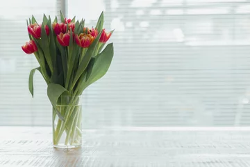 Foto auf Leinwand Beautiful Dutch tulips in a vase / Mooie Nederlandse tulpen in een vaas © Femke