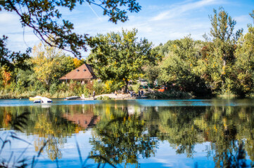 Obraz premium autumn lake in a park in bavaria ingolstadt