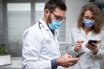 two doctors discussing diagnostics team work