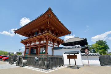 Fototapeta premium 喜光寺 南大門と本堂 奈良市