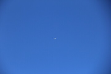 雲一つない青空を飛ぶ飛行機