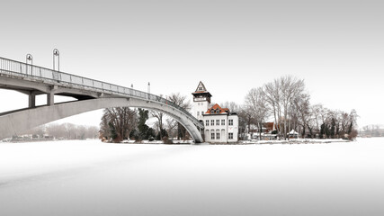 Winter an der Abteibrücke und Insel der Jugend im Treptower Park Berlin an der zugefrorenen Spree