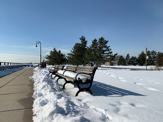 Vistas del camino y la playa nevados al borde del mar en un día  soleado y muy frio