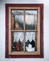 Uriges und rustikales Fenster in Holzhaus. Hallstatt.